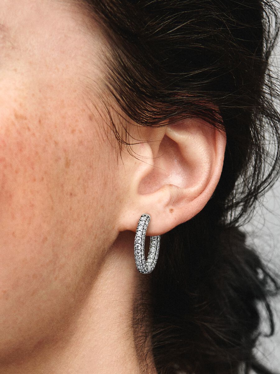 Orecchini a cerchio con pavé
