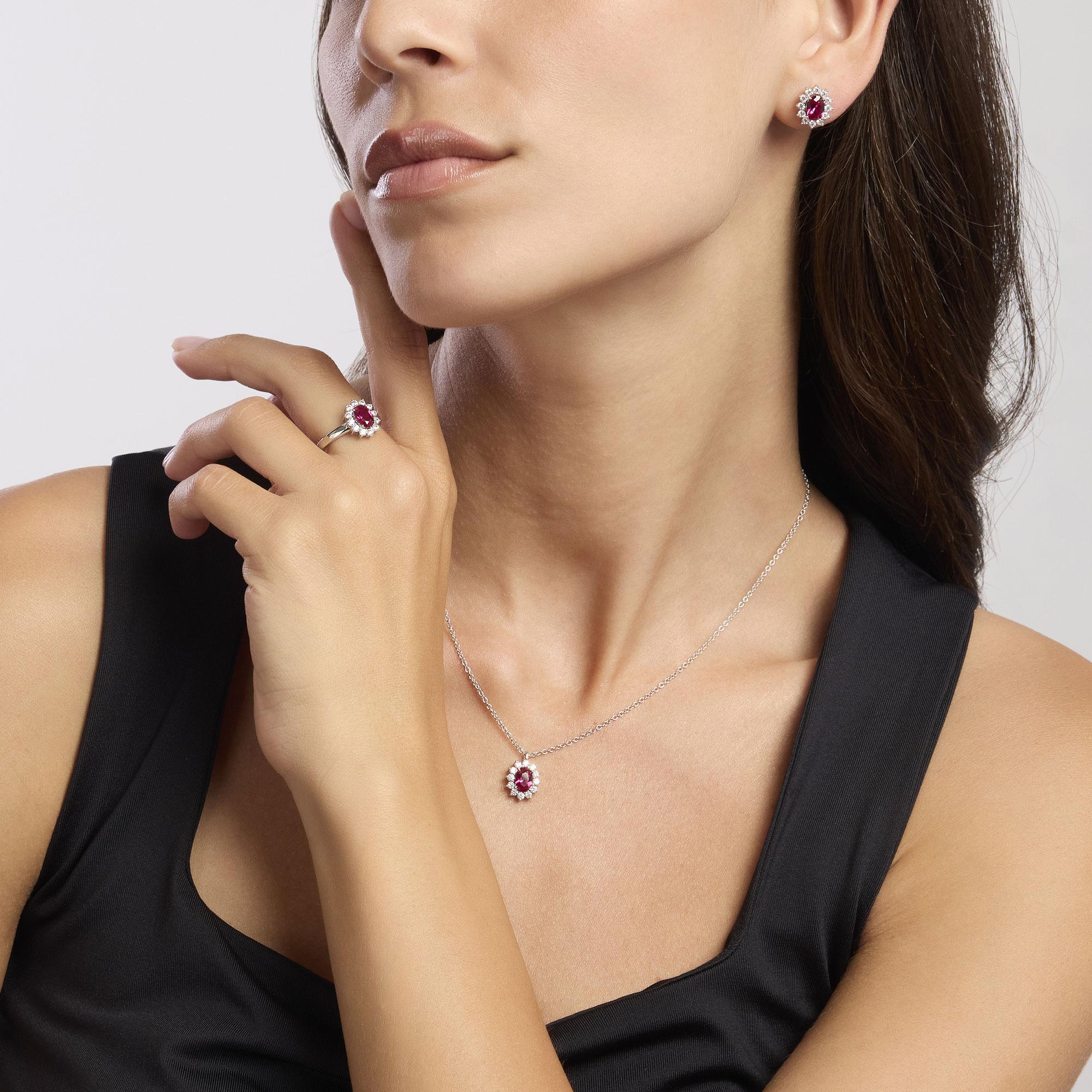 Anello in argento con rubino sintetico ovale