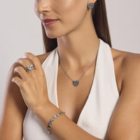 Bracciale con cuori effetto martellato