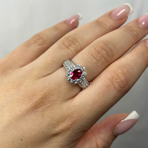 Anello con centrale ovale rosso