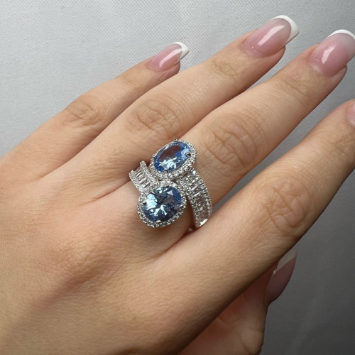 Anello intrecciato con pietra azzurra