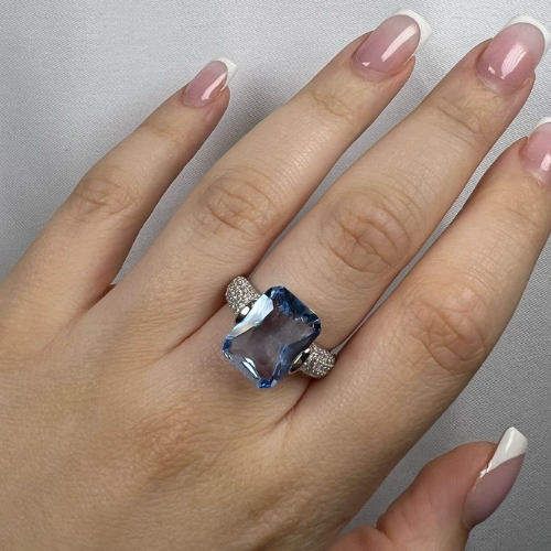 Anello con pietra colore acquamarina