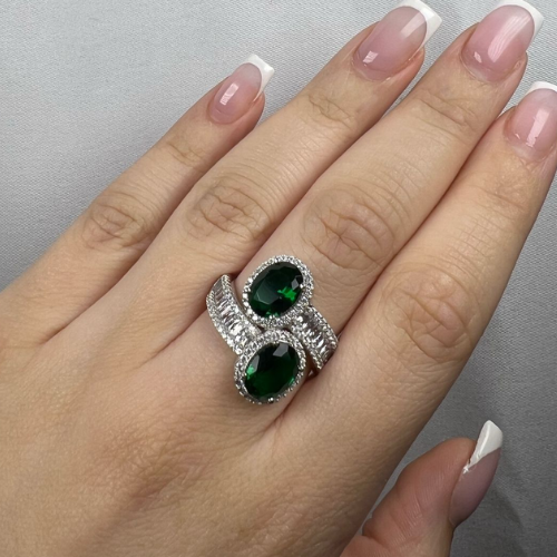 Anello intrecciato con pietra verde