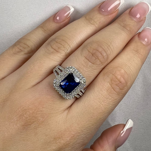 Anello con pietra centrale