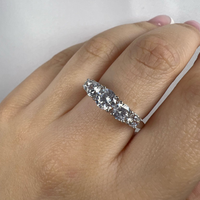 Anello a cinque pietre