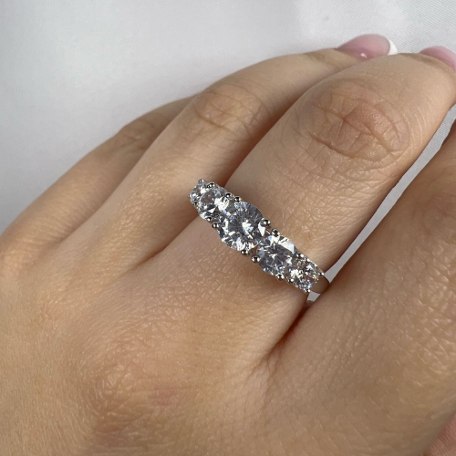 Anello a cinque pietre