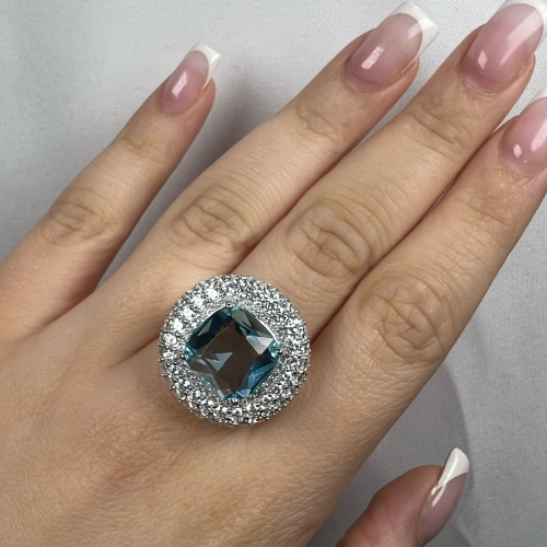 Anello con pietra colore acquamarina