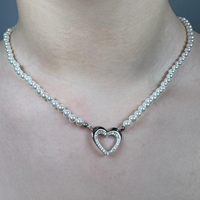 Collana di perle e centrale a cuore