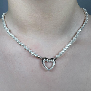 Collana di perle e centrale a cuore