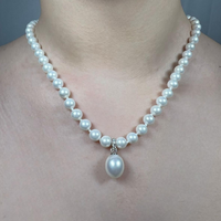 Collana di perle in madreperla con pendente