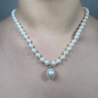 Collana di perle in madreperla con pendente