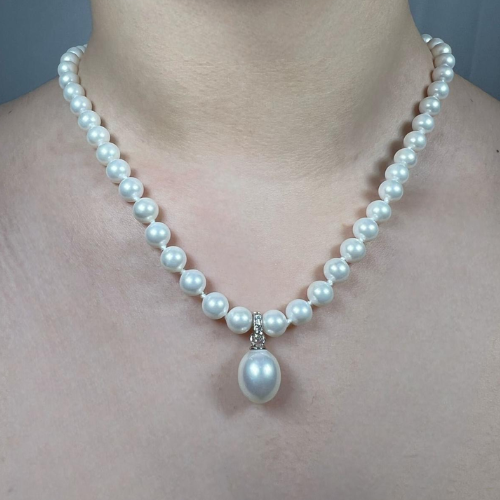 Collana di perle in madreperla con pendente