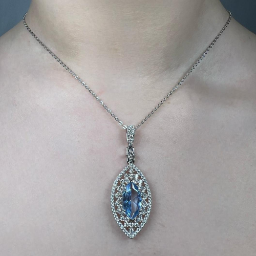 Collana con ciondolo a goccia