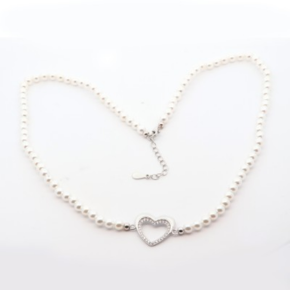 Collana di perle e centrale a cuore