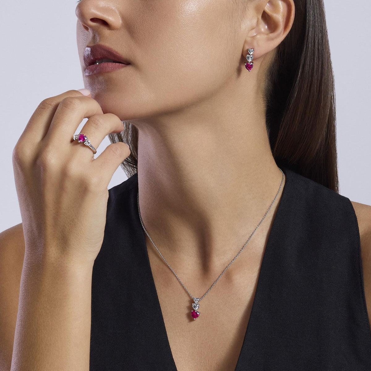 Girocollo con cuori in zirconi e rubino sintetico